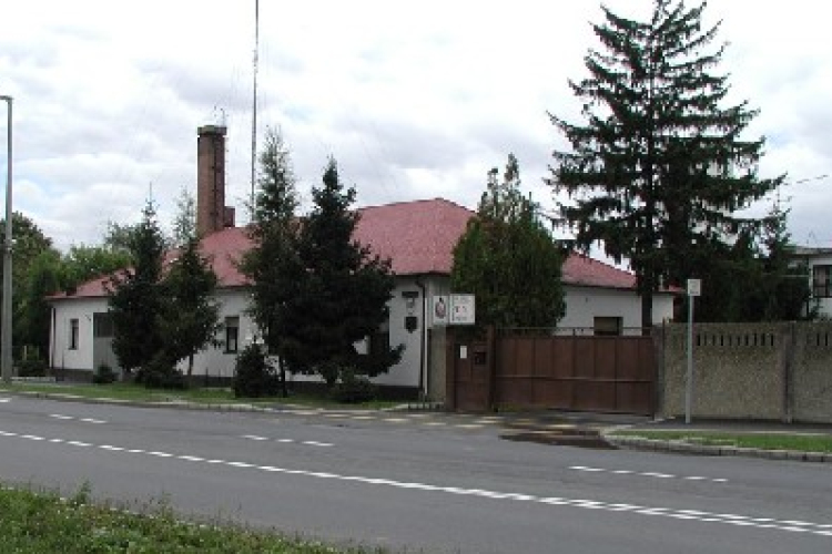 Kapuvári tűzoltók mentették meg a Répcébe borult autó vezetőjét