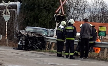 Vonattal ütközött egy autó Csornán a vasúti átjáróban