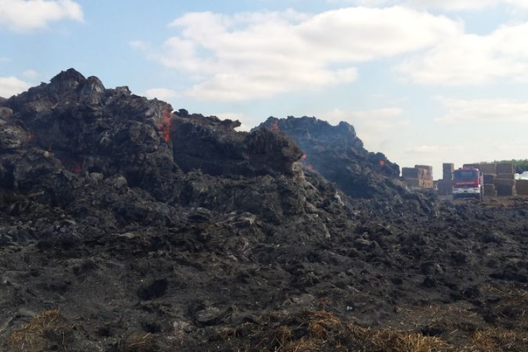 Már több mint egy napja ég a hatalmas szalmakazal Dör mellett