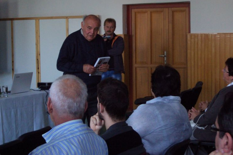 Nem tudjuk hol van a sír az idegen országban.