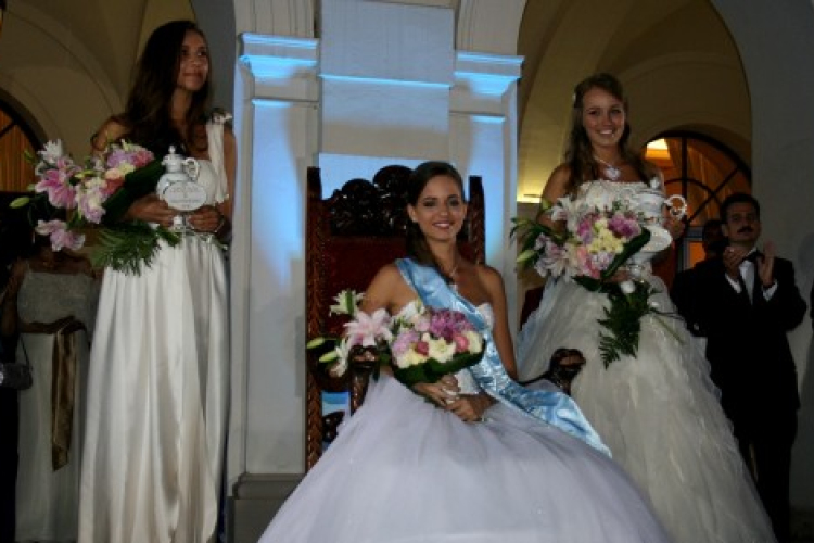 Az idei Anna-bál szépei mind első bálozók