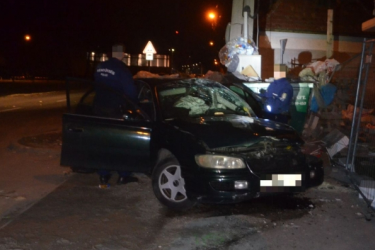 El akart hajtani a rendőrök elől, de karambolozott