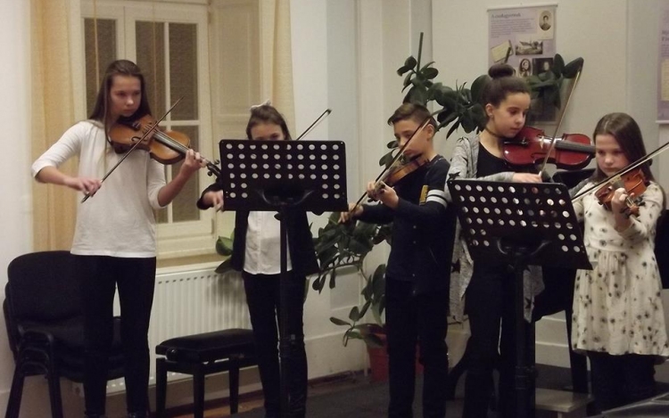 Zenei és képzőművészeti tanszakokon várja az új tanulók jelentkezését a csornai művészeti iskola