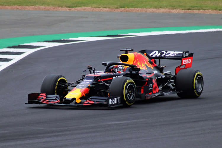 A címvédő Verstappené az idénynyitó pole pozíció