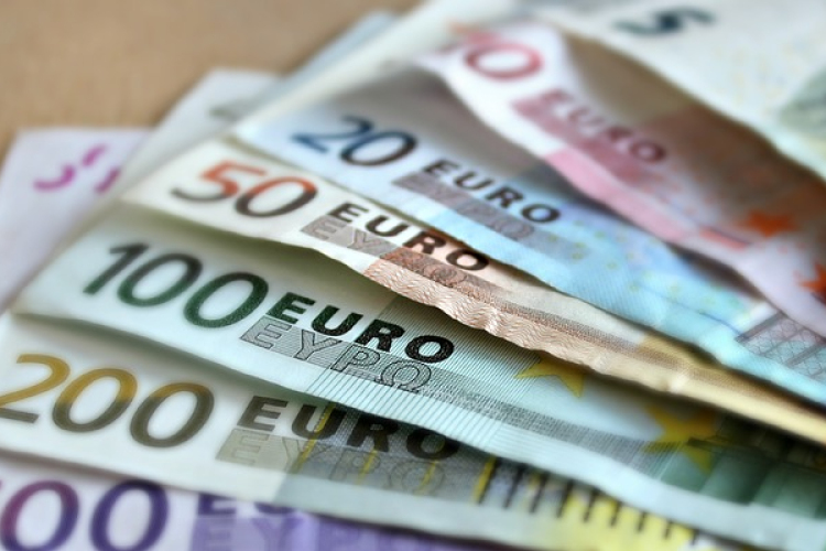 Jövedelemfüggővé teszi a francia kormány a családi pótlék összegét