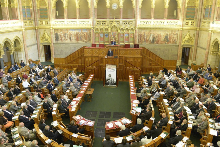 Napirenden a koronavírus-járvány gazdasági hatásait mérséklő adóváltoztatások