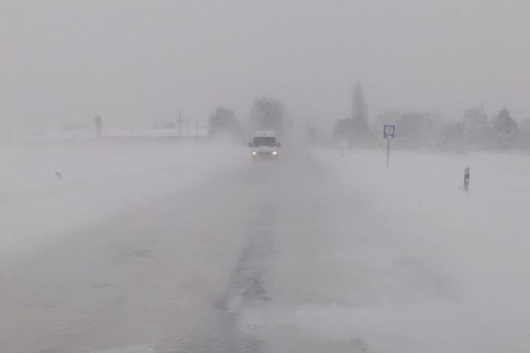 Baleset a 85-ös fóúton, rendkívüli intézkedések a hó miatt