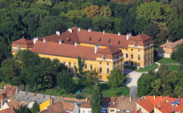 Közel kétmilliárd forintból újul meg a pápai Esterházy-kastély