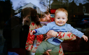 A nagymamák érzelmileg jobban ráhangolódhatnak unokáikra, mint saját gyerekeikre