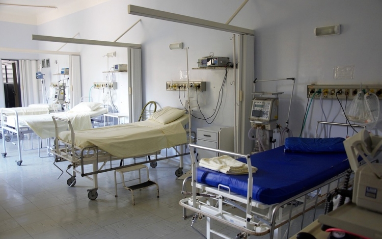 Újabb kórházakban rendeltek el látogatási tilalmat 