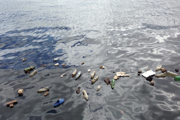 Évente több milliárd dollárjába kerül a világnak az óceánokban lévő műanyagszemét 