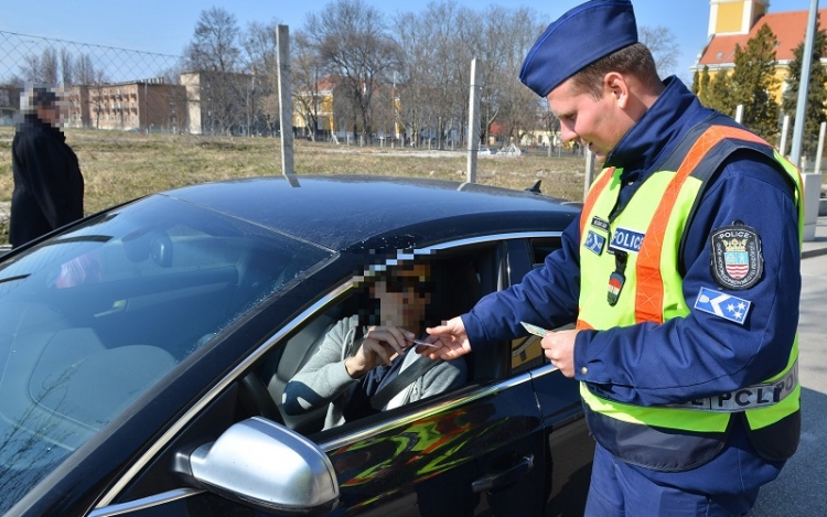 Passzív biztonsági eszközök használatát ellenőrizték a rendőrök.