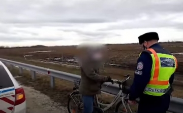 Forgalommal szemben biciklizett egy magyarkeresztúri asszony az M86-os autóúton