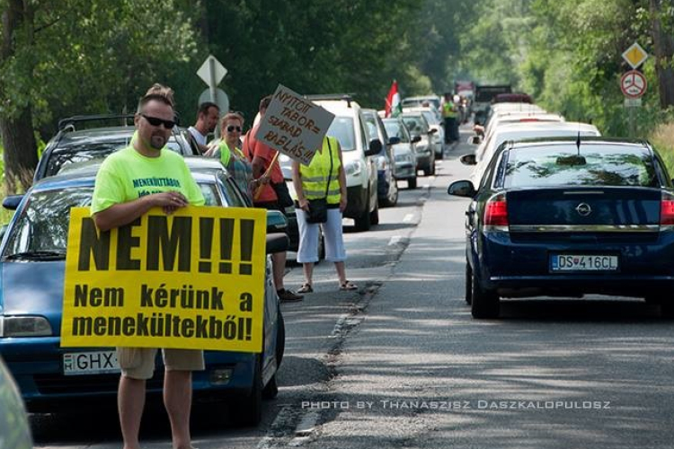 Útlezárással tiltakoztak a menekülttábor ellen Vámosszabadiban