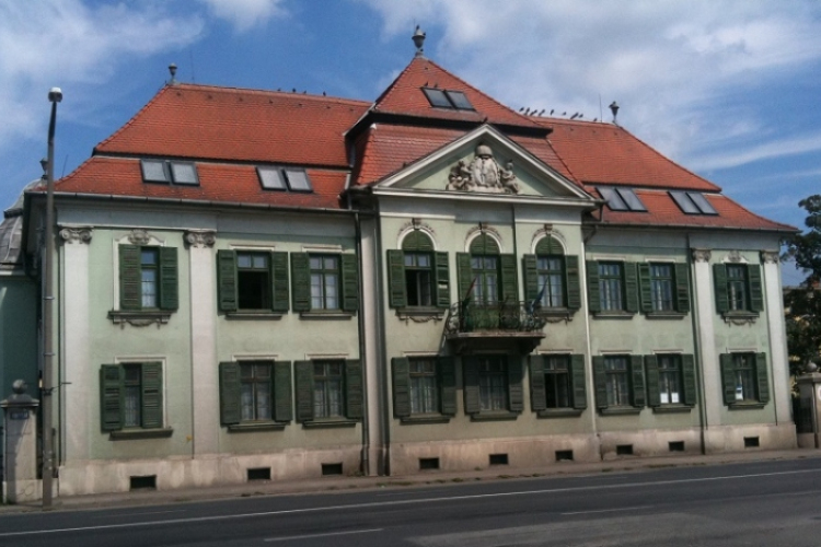 Meseláda a csornai könyvtárban