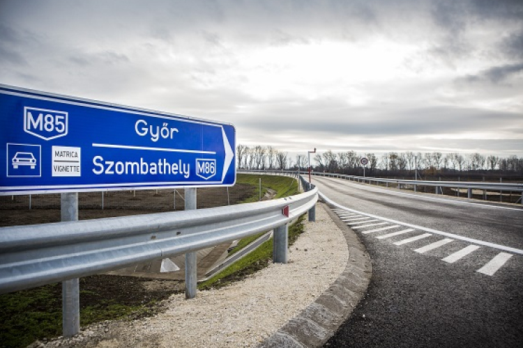 Két helyen is nekihajtott, és megrongálta a szalagkorlátot az M85-ösön