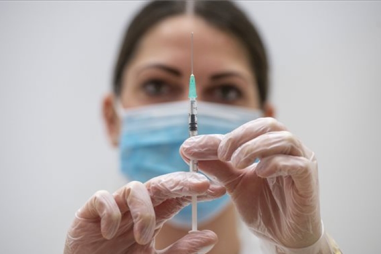 Kezdődik a négy legnagyobb idősotthonban is a védőoltás beadása