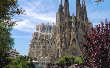 136 évvel az alapkőletétel után kap építési engedélyt a Sagrada Familia