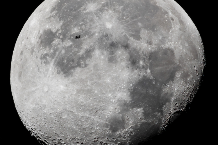 Szenzációs fotón a Hold előtt elhaladó nemzetközi űrállomás
