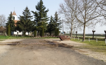 Lezárták a csornai Őrangyal temető parkolóját