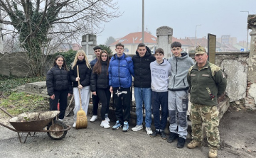 Hunyadisok tették rendbe a hadisírokat