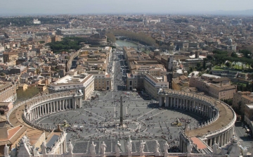 Szentév - Megnyitották a vatikáni biztonsági kapukat, sorban állnak a hívők