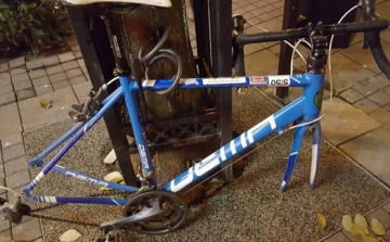 Kinek a biciklijéről lopták le a kerekeket?