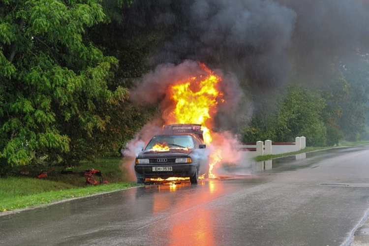 Csornán égő autóhoz riasztották a tűzoltókat pénteken