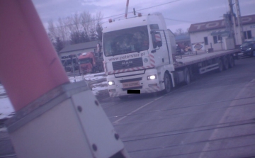 A csornai sorompó csapórúdját megint letörte egy külföldi kamionos