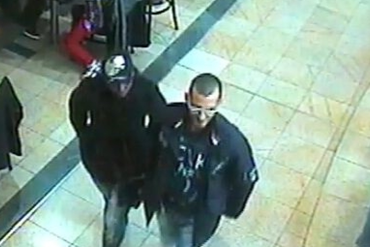 Kilopta a vevő zsebéből a mobiltelefonját