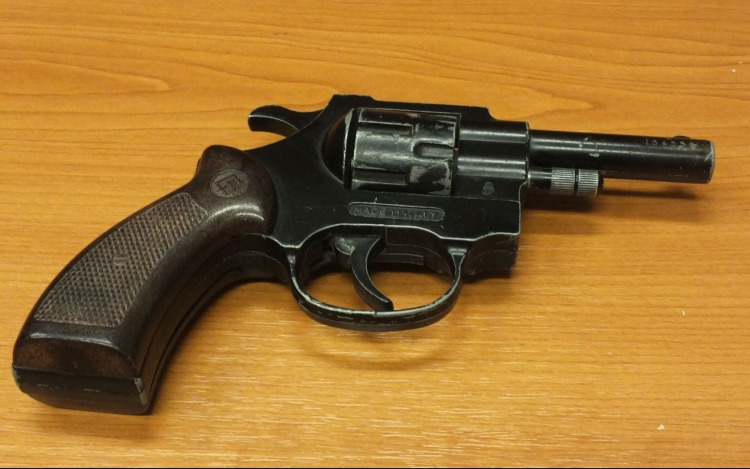 Engedély nélküli tartott pisztolyt találtak Kapuváron egy autóban a rendőrök