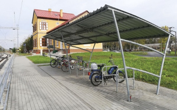 Biztonságos kerékpártárolók a GYSEV állomásokon