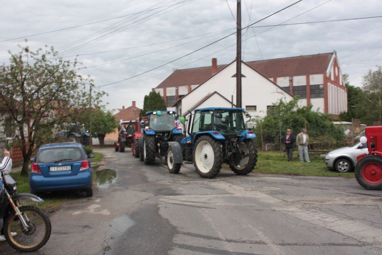 Csukás ballagók traktoros felvonulása Csornán