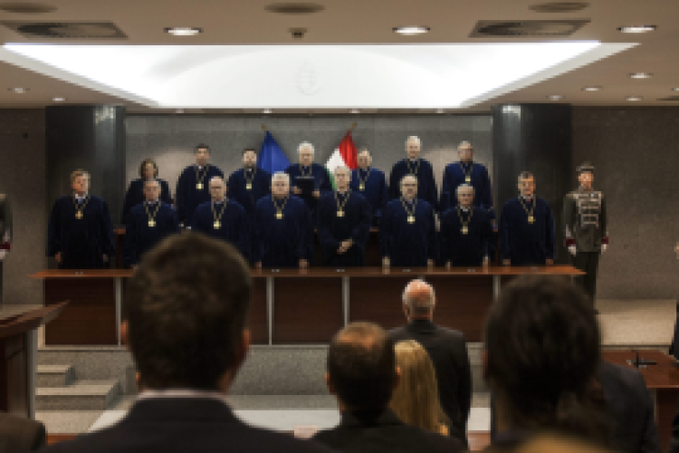 Újra szabad az út a bizniszegyházaknak