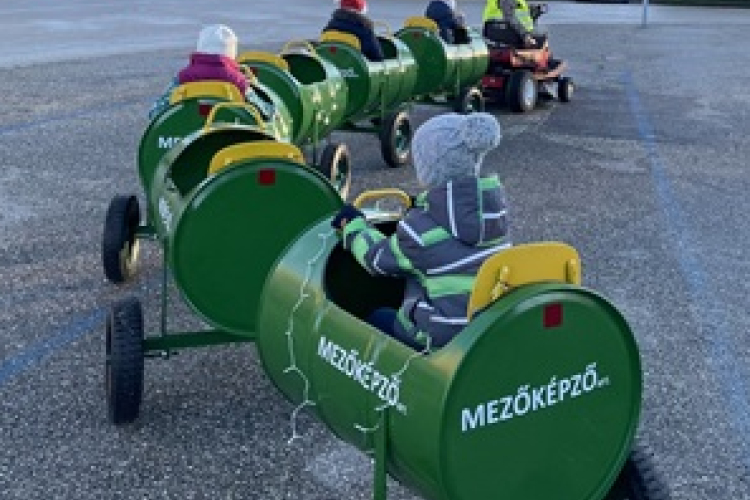 Kicsi a bors erős és fényes avagy mini traktorosok vonulása