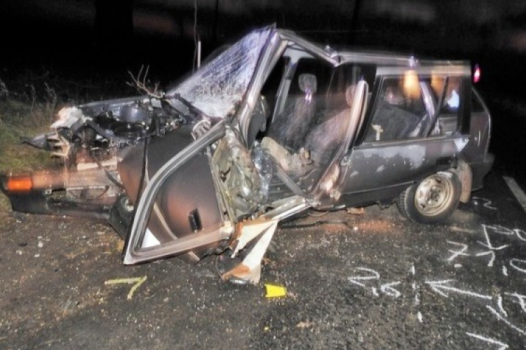 Ittasan vezetett, elaludt, és fának hajtott