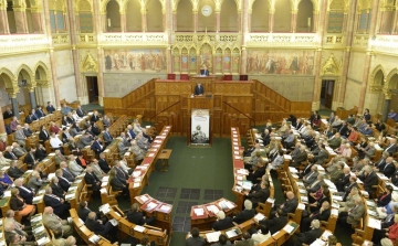 Miniszteri eskütétellel és megyeátnevezéssel folytatódik a parlamenti munka