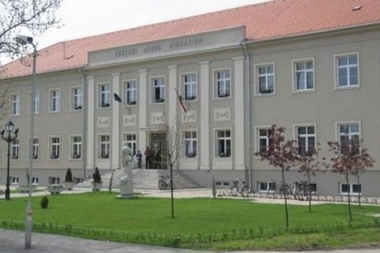 Esti felnőtt képzések a Hunyadiban