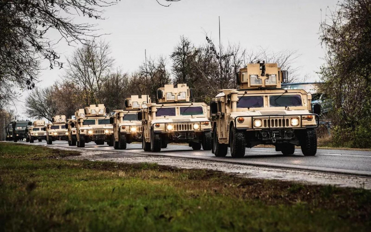 Katonai konvojok lepik el az ország útjait