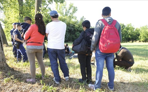 Illegális bevándorlás - a határátlépők száma év végére 140-160 ezer is lehet