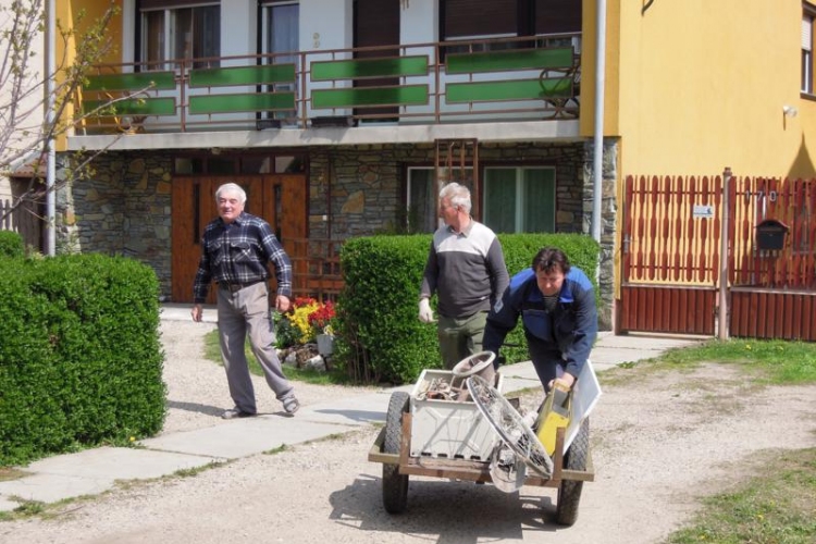 Az önkéntes tűzoltók vasgyűjtési akciója Szanyban