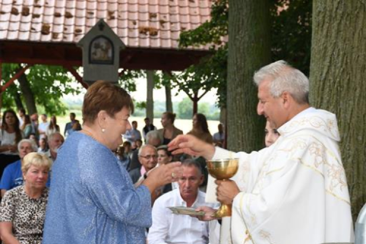 Búcsú napi szentmise Szanyban a Szent Anna kápolnánál.