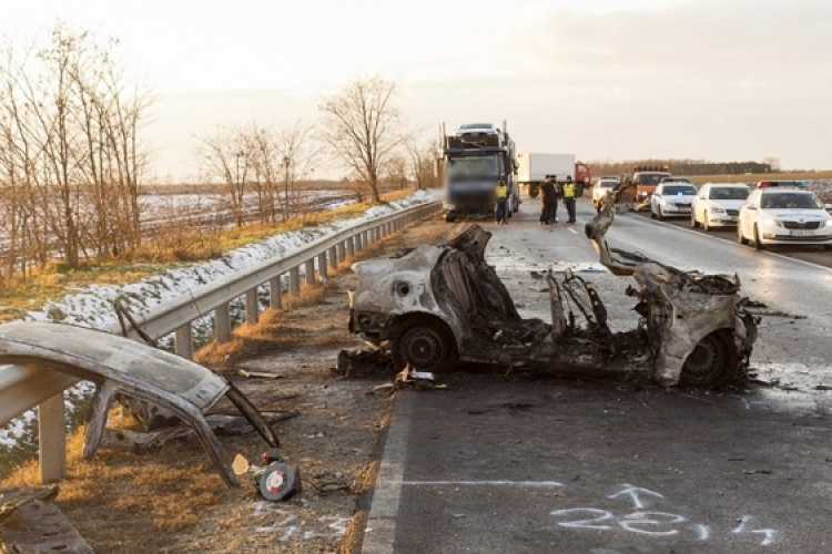 Egy család négy tagja halt meg egy szabálytalan előzésben