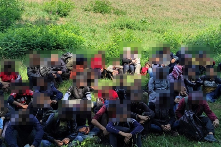 Nyolcszázhatvan határsértő ellen intézkedtek a hétvégén