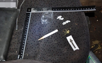 Kábítószert találtak a kapuvári rendőrök az autóban