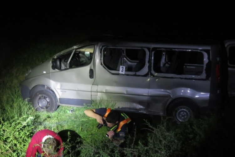 Út melletti szakadékba borult egy kisbusz Bajóton, egy ember meghalt