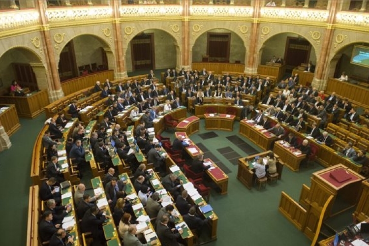 A karanténszabályok megsértése miatti szankciók szigorításáról szavaznak 