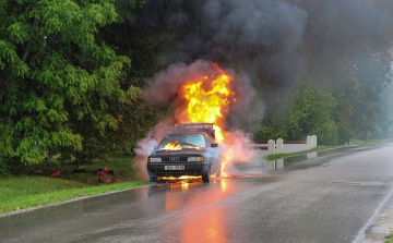 Csornán égő autóhoz riasztották a tűzoltókat pénteken