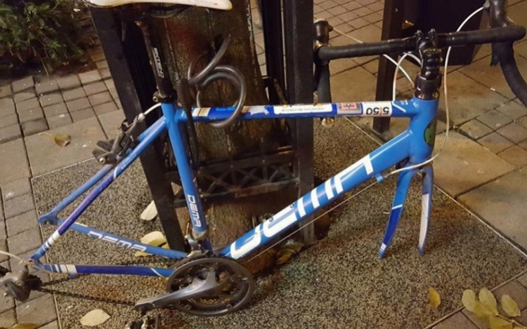 Kinek a biciklijéről lopták le a kerekeket?
