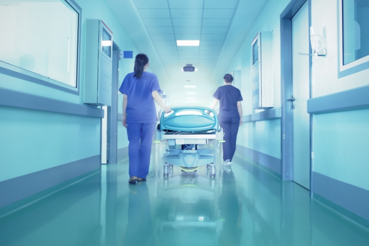 Stabil az állapota a miskolci megyei kórházban megkéselt ápolónőnek 
